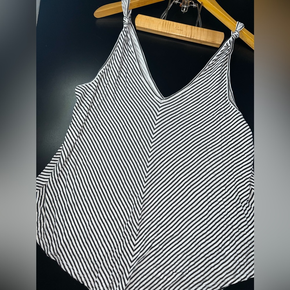 LOFT Black & White Striped V-Neck Chevron Knot straps top Size Large GUC